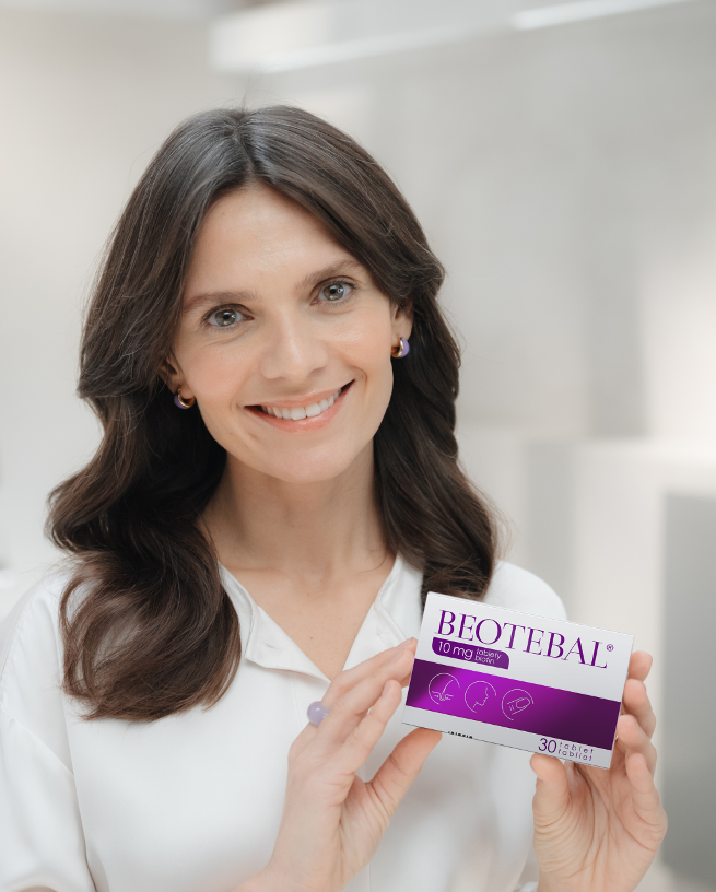 Woman smiling and holding packshot Beotebal 10 mg